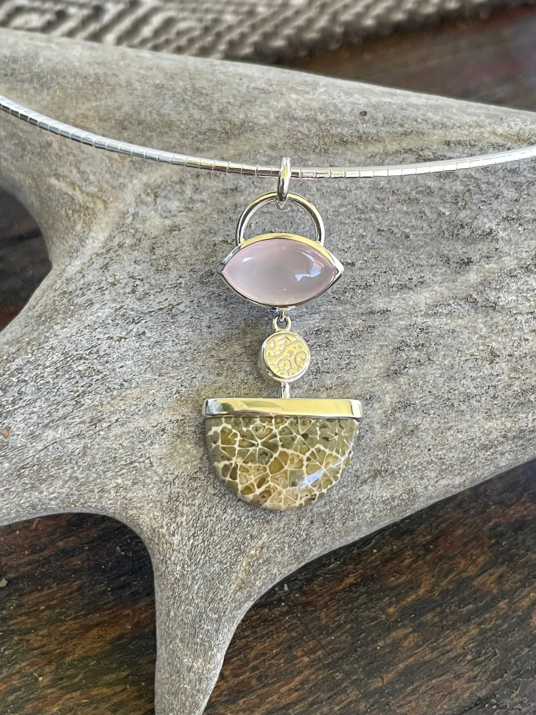 Naturescape fossilised Coral and Rosequartz pendant Ai63p