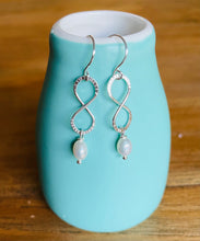 Load image into Gallery viewer, Pearl Infinity  Earring Ai191