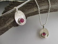 Load image into Gallery viewer, Petal pendant Ai88