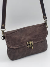 Load image into Gallery viewer, Leather Brass Clasp Bag