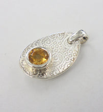 Load image into Gallery viewer, Petal pendant Ai88
