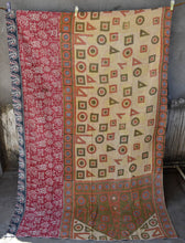 Load image into Gallery viewer, VINTAGE SARI KANTHA THROWS