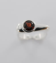 Load image into Gallery viewer, Flat Top Ring with Gems Ai104