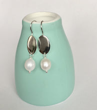 Load image into Gallery viewer, Pad &amp; Pearl Earring Ai180