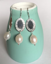 Load image into Gallery viewer, Pad &amp; Pearl Earring Ai180
