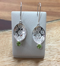 Load image into Gallery viewer, Pattern Leaf Earring with stones Ai160E