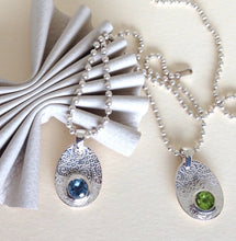Load image into Gallery viewer, Petal pendant Ai88